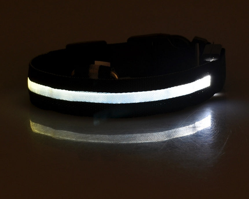 GlowPaw Overview 1. In order to prevent the light from flickering when pressed during delivery, we made a small plastic film to stop the switch. When you receive the collar, just remove this film and the light will work. introduce: 2. Nylon LED lighting d