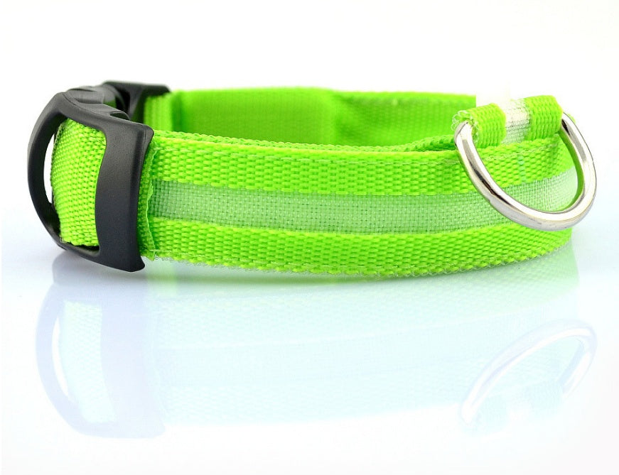 GlowPaw Overview 1. In order to prevent the light from flickering when pressed during delivery, we made a small plastic film to stop the switch. When you receive the collar, just remove this film and the light will work. introduce: 2. Nylon LED lighting d