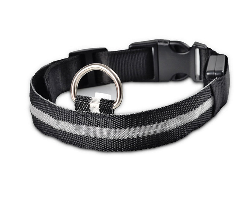 GlowPaw Overview 1. In order to prevent the light from flickering when pressed during delivery, we made a small plastic film to stop the switch. When you receive the collar, just remove this film and the light will work. introduce: 2. Nylon LED lighting d