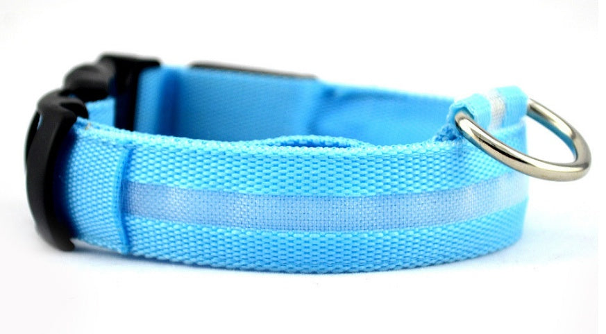 GlowPaw Overview 1. In order to prevent the light from flickering when pressed during delivery, we made a small plastic film to stop the switch. When you receive the collar, just remove this film and the light will work. introduce: 2. Nylon LED lighting d