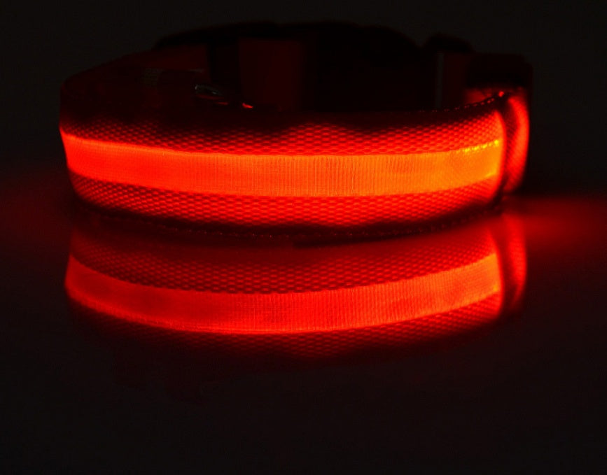 GlowPaw Overview 1. In order to prevent the light from flickering when pressed during delivery, we made a small plastic film to stop the switch. When you receive the collar, just remove this film and the light will work. introduce: 2. Nylon LED lighting d