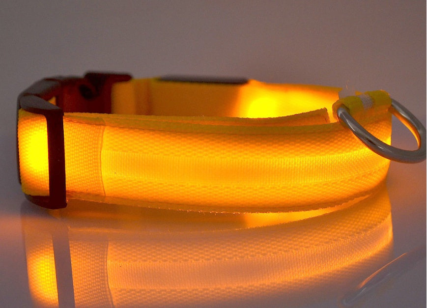 GlowPaw Overview 1. In order to prevent the light from flickering when pressed during delivery, we made a small plastic film to stop the switch. When you receive the collar, just remove this film and the light will work. introduce: 2. Nylon LED lighting d