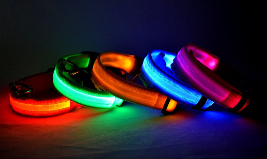 GlowPaw Overview 1. In order to prevent the light from flickering when pressed during delivery, we made a small plastic film to stop the switch. When you receive the collar, just remove this film and the light will work. introduce: 2. Nylon LED lighting d
