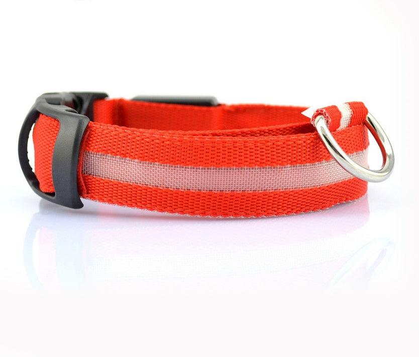 GlowPaw Overview 1. In order to prevent the light from flickering when pressed during delivery, we made a small plastic film to stop the switch. When you receive the collar, just remove this film and the light will work. introduce: 2. Nylon LED lighting d