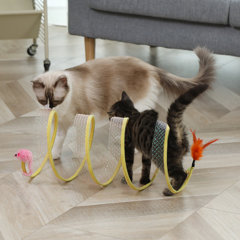 WhiskerMaze™ – Interactive Tunnel with Simulated Mice Product information: Material: steel wire, elastic mesh, feather, plush mouse, sisal hemp ball Product category: set toy Size: about 50cm long, about 20cm in diameter A: Rat Feather Straight Clause B: