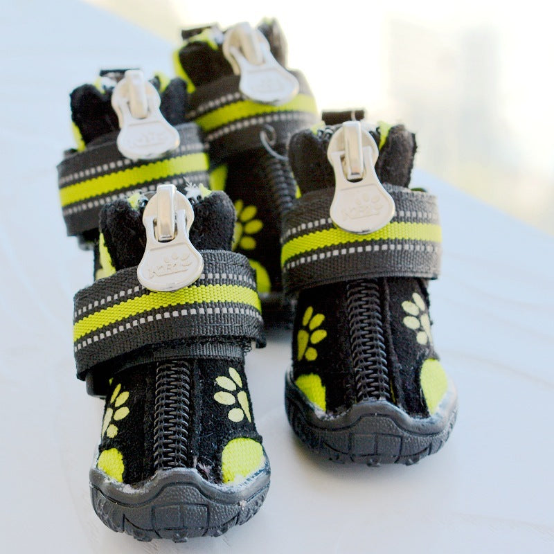 Suede Cotton Dog Shoes – Printed Boots for Medium & Large Dogs Product Information： Material: Suede Color: red, orange, green Function: Waterproof, non-slip, warm, wear-resistant Size information： Serial number 1 2 3 4 5 6 7 8 Long/CM 3.5 4 4.5 5 5.5 6.1