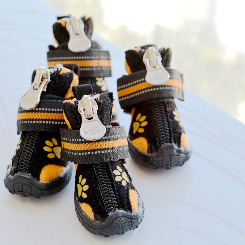 Suede Cotton Dog Shoes – Printed Boots for Medium & Large Dogs Product Information： Material: Suede Color: red, orange, green Function: Waterproof, non-slip, warm, wear-resistant Size information： Serial number 1 2 3 4 5 6 7 8 Long/CM 3.5 4 4.5 5 5.5 6.1
