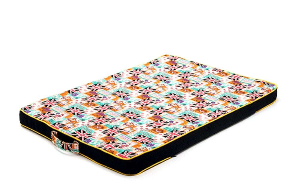 FurCanvas™ Sleep Pad Product information: Material: cloth Product Category: Pet Nest Fabric: Printed canvas / Oxford cloth Thickness: Approximately 3.3cm thick Liner: high resilience sponge Size information: size： Specifications: 50*40cm (0.25kg), 70*50cm