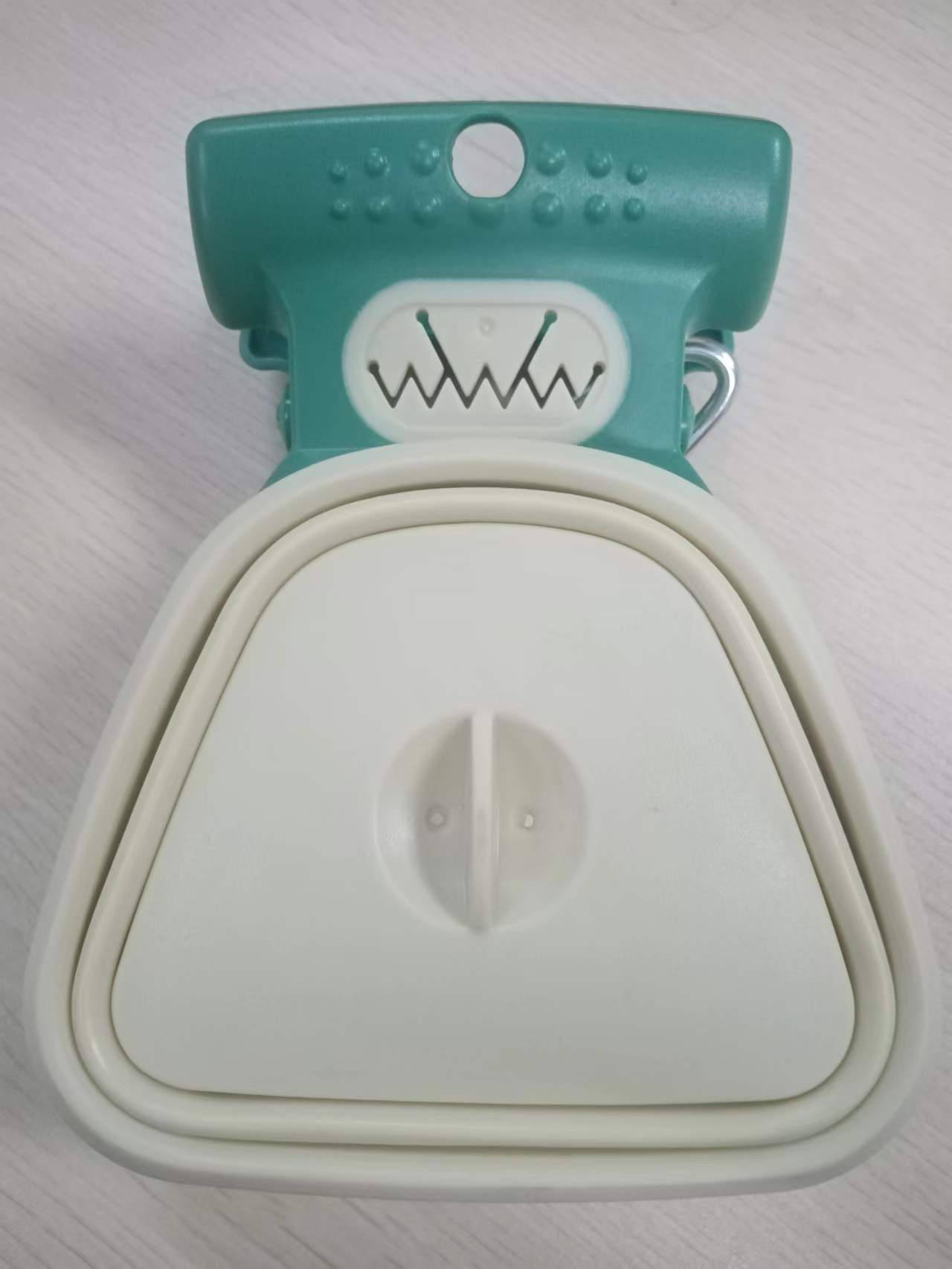 Pet Dog Poop Bag Dispenser Travel Foldable Poop Spoon Product information: Product Name: Folding Toilet Picker Brand: SUPER DESIGN (Supp Design) Use: outdoor poop picking Material: silicone, plastic size: Large: 18X14.5CM Small: 13.5X10.5CM Colour: Yellow