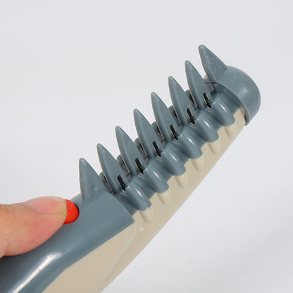 Floating Hair Remover & Grooming Brush Effortlessly Keep Your Pet’s Coat Smooth & Hair-Free Say goodbye to shedding hair all over your home! This clever self-cleaning comb makes grooming simple, comfortable, and effective — for cats, dogs, and even small