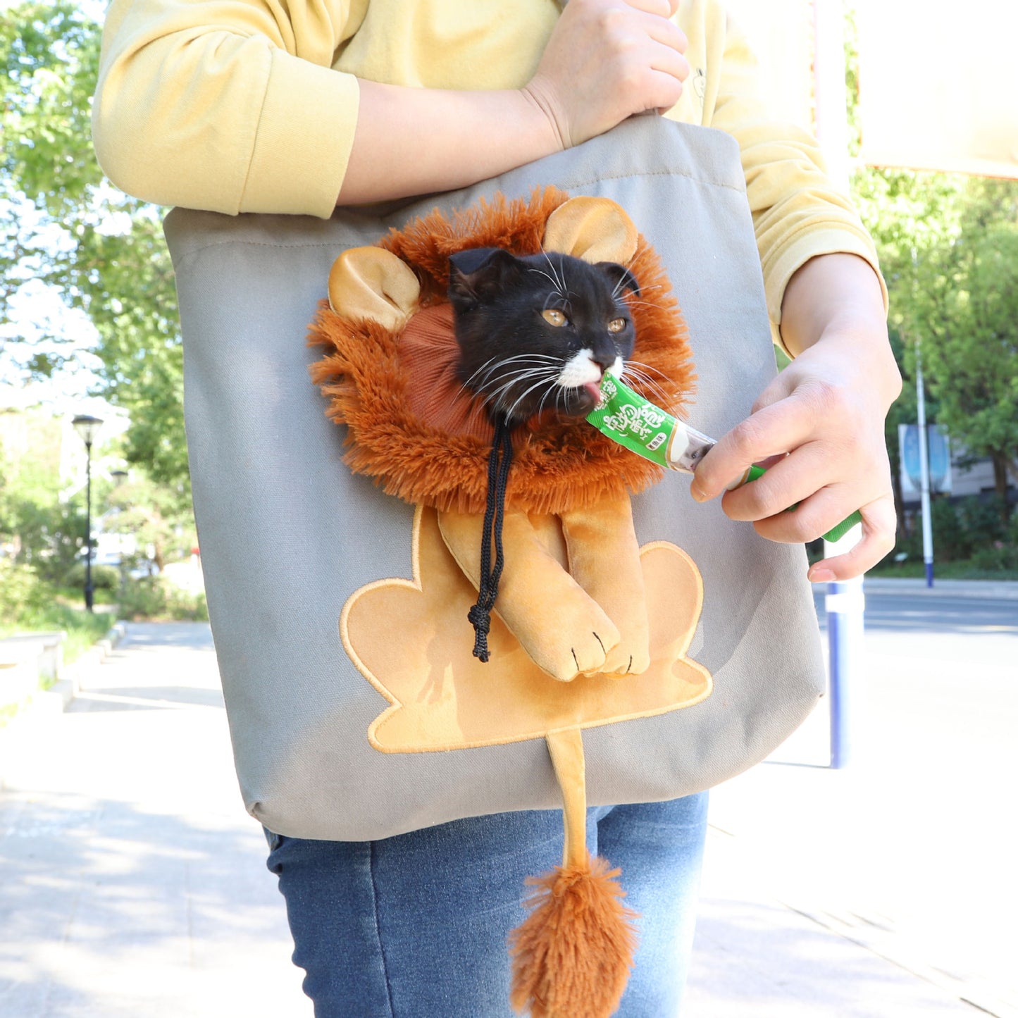 LionPaw Pet Carrier Overview: Features: With our lion design carrier, your little buddy can become a lovely lion and his/her head can be out of the bag to breathe fresh air. The circumference can be adjusted by buttons, and the maximum opening can be adju