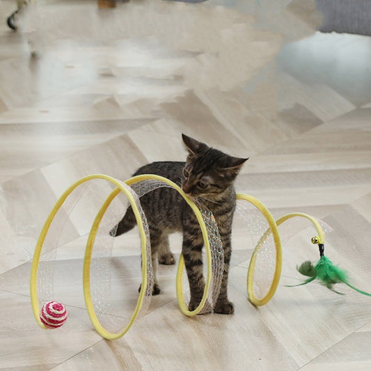 WhiskerMaze™ – Interactive Tunnel with Simulated Mice Product information: Material: steel wire, elastic mesh, feather, plush mouse, sisal hemp ball Product category: set toy Size: about 50cm long, about 20cm in diameter A: Rat Feather Straight Clause B:
