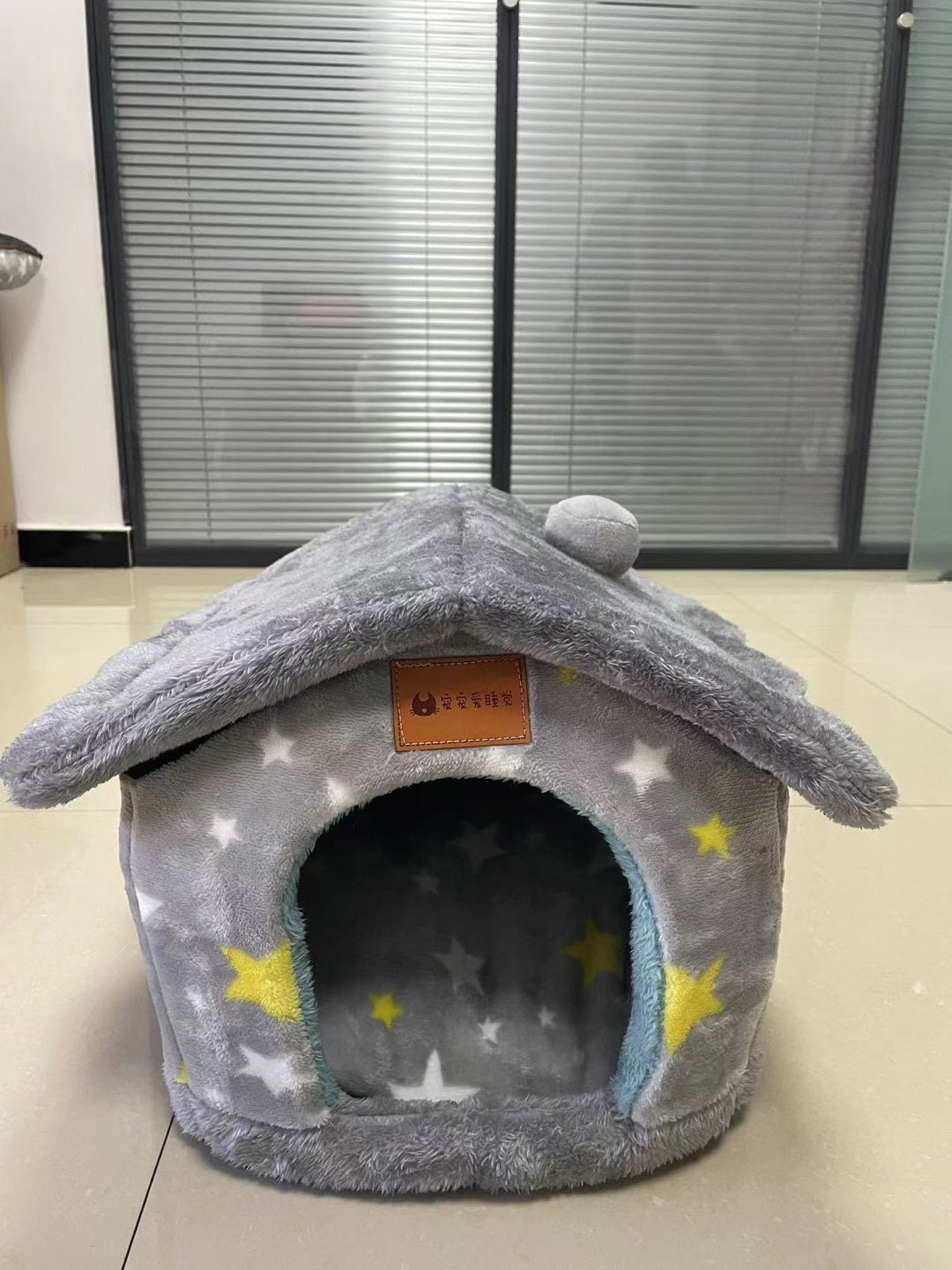 SnuggleHaus™ Enclosed Bed Overview: 1.Self-warming Fabric. Premium synthetic plush fur, a combination of comfortable and breathable, cozy, warm. 2.Durable Bottom. Can be placed in a balcony corridor or other places without worrying about sliding, providin