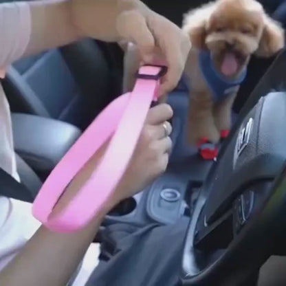 SafeRide Overview: Keep you and your dog/cat safe while driving. The pet can sit, lay or stand comfortably in the car. Made of high-quality nylon fabric to ensure safety, features the solid zinc alloy swivel snap and metal buckles guarantee extra durabili