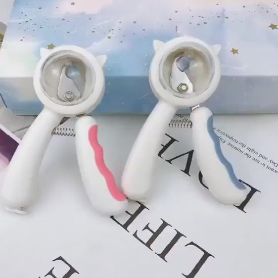Splash-Proof Pet Nail Scissors – Safe & Clean Trimming Specifications Material: Plastic Metal Size: approx 12*9cm Weight: about 96 g Features 1. Hidden file 2. Transparent protective cover 3. Sharp edges 4. It's safe and labor efficient Note: 1. Please al