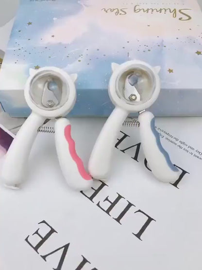 Splash-Proof Pet Nail Scissors – Safe & Clean Trimming Specifications Material: Plastic Metal Size: approx 12*9cm Weight: about 96 g Features 1. Hidden file 2. Transparent protective cover 3. Sharp edges 4. It's safe and labor efficient Note: 1. Please al