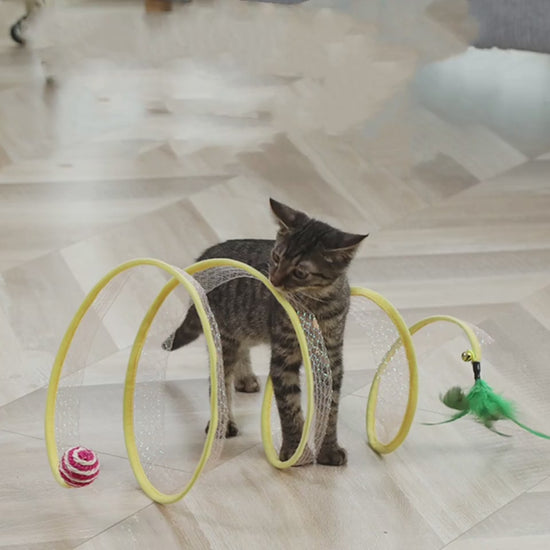 WhiskerMaze™ – Interactive Tunnel with Simulated Mice Product information: Material: steel wire, elastic mesh, feather, plush mouse, sisal hemp ball Product category: set toy Size: about 50cm long, about 20cm in diameter A: Rat Feather Straight Clause B: